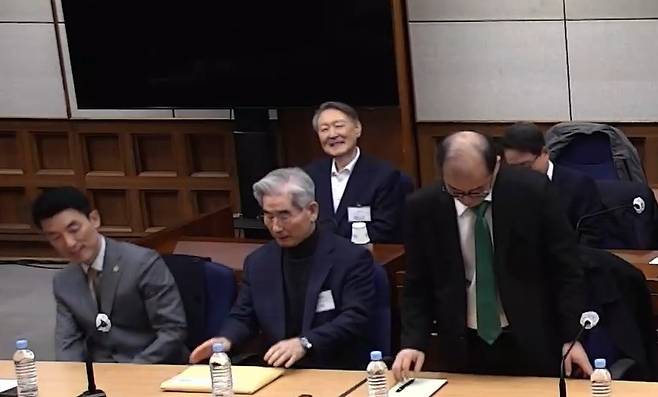 윤석열 전 대통령이 19일 서울중앙지방법원에서 열린 12·3 비상계엄 관련 내란 우두머리 혐의 1심 선고공판에 출석해 변호인과 대화하며 웃고 있다. 서울중앙지법 제공