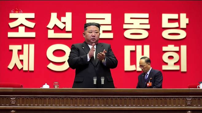 북한은 지난 19일 평양 4·25문화회관에서 김정은 국무위원장이 참석한 가운데 노동당 제9차 대회를 개막했다고 조선중앙TV가 20일 보도했다. 조선중앙TV 화면·연합뉴스