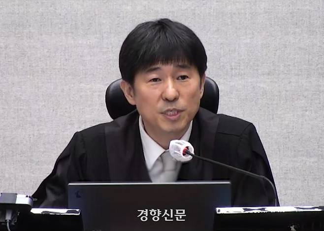 서울중앙지법 형사합의25부 재판장인 지귀연 부장판사가 지난 19일 서초구 서울중앙지법에서 열린 윤석열 전 대통령의 내란 우두머리 혐의 1심 선고공판에서 주문을 낭독하고 있다. 서울중앙지법 제공