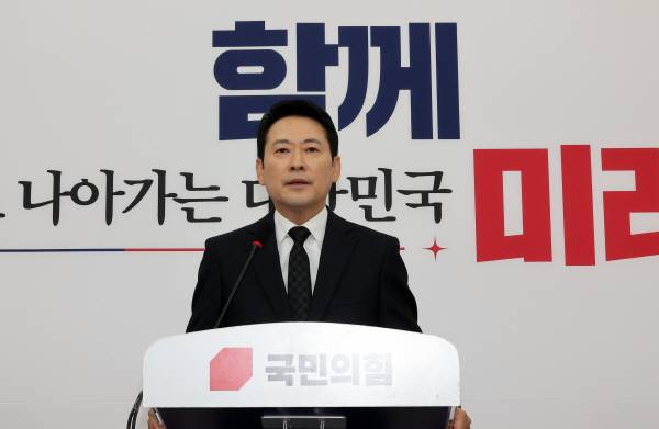 국민의힘 장동혁 대표가 20일 국회에서 윤석열 전 대통령 1심 선고와 관련, 입장을 밝히고 있다. 연합뉴스