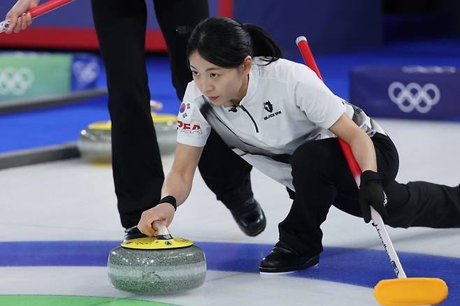 한국 여자 컬링 대표팀 김민지 선수가 투구하고 있는 모습. [연합뉴스]