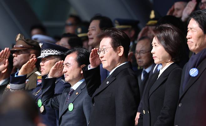 이재명 대통령이 20일 충남 계룡대 대연병장에서 열린 육·해·공군 사관학교 통합임관식에서 거수경례를 하고 있다. [연합뉴스]