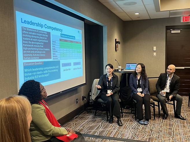 < 김재은 인코칭 대표(오른쪽에서 세 번째)가 지난 13일 미국 AHRD 컨퍼런스 ‘Industry 5.0 시대의 리더십’ 세션에서 글로벌 패널들과 토론을 진행하고 있다 / 인코칭 제공 >