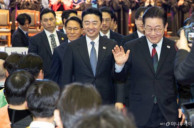 이재명 대통령이 20일 대전 유성구 한국과학기술원(KAIST)에서 열린 학위수여식을 마친 후 행사장을 나서고 있다. /사진=뉴스1