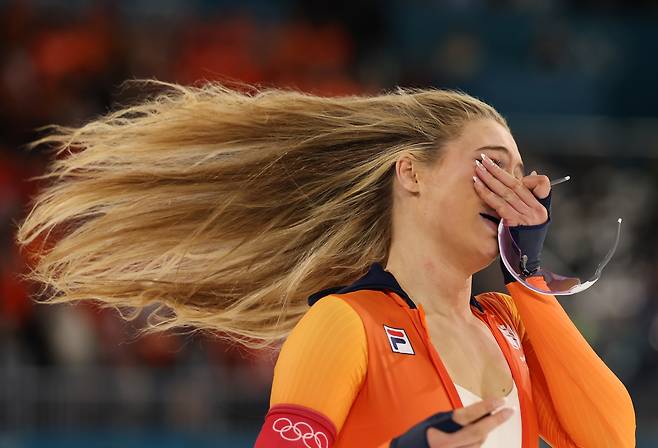 레이르담이 우승한 뒤 눈물을 훔치고 있다. [연합]