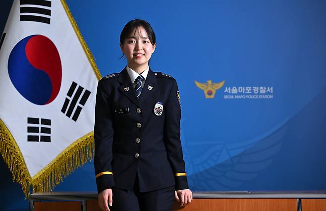 김하은 경장이 12일 서울 마포경찰서에서 포즈를 취하고 있다. 김 경장은 “도움이 필요할 때는 경찰관들이 있다는 인식을 가질 수 있도록 진심을 다하고 싶다”고 말했다. 임세준 기자