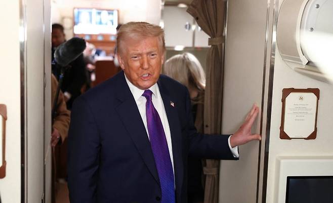 도널드 트럼프 미국 대통령이 2026년 2월 19일 에어포스원에서 기자들과 이야기하고 있다. [연합]