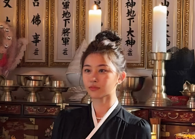 디즈니+ ‘운명전쟁49’에 출연하는 무속인 출연자 노슬비 [소셜미디어 갈무리]