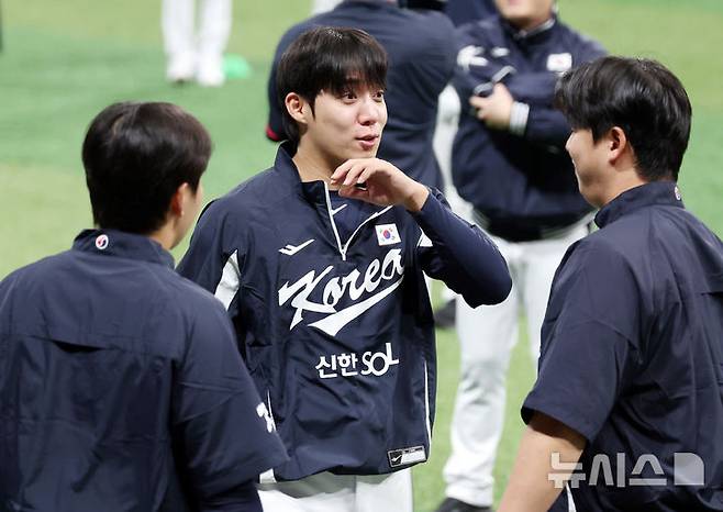 [서울=뉴시스] 이영환 기자 = 야구 대표팀 원태인이 7일 오후 서울 구로구 고척스카이돔에서 열린 훈련에서 노시환과 대화를 하고 있다.내년 3월에 열리는 월드베이스볼클래식(WBC)을 대비하기 위해 대표팀은 오는 8일~9일체코, 15일~16일 일본과 평가전을 치른다. 2025.11.07. 20hwan@newsis.com