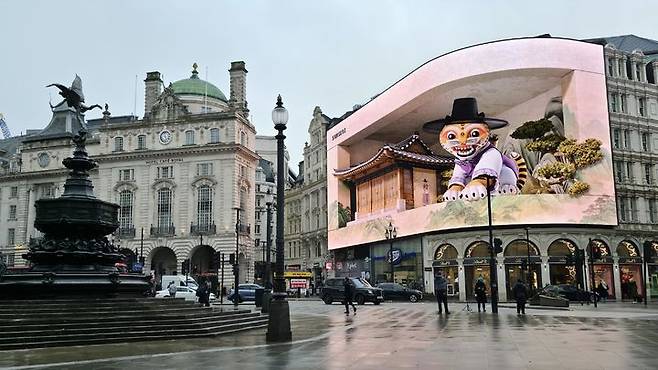 [서울=뉴시스] 삼성전자가 '갤럭시 언팩 2026'을 앞두고 전 세계 14개국 17개 주요 랜드마크에서 새로운 갤럭시 신제품의 갤럭시 AI 기능을 소개하는 3D 옥외광고를 진행하고 있다고 13일 밝혔다.삼성전자는 오는 26일 오전 3시(한국 시간) 미국 샌프란시스코에서 '갤럭시 언팩 2026'을 열고 새로운 갤럭시 S 시리즈를 공개할 예정이다. 사진은 영국 피카딜리(Picaadilly)에서 진행 중인 3D 옥외광고 모습. (사진=삼성전자 제공) 2026.02.13. photo@newsis.com *재판매 및 DB 금지