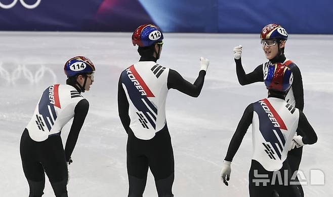 [밀라노=뉴시스] 김근수 기자 = 남자 쇼트트랙 대표팀이 16일(현지 시간) 이탈리아 밀라노 아이스 스케이팅 아레나에서 열린 2026 밀라노·코르티나 담페초 동계올림픽 쇼트트랙 남자 5000m 계주 준결승에서 결승 진출에 성공하자 기뻐하고 있다. 2026.02.16. ks@newsis.com