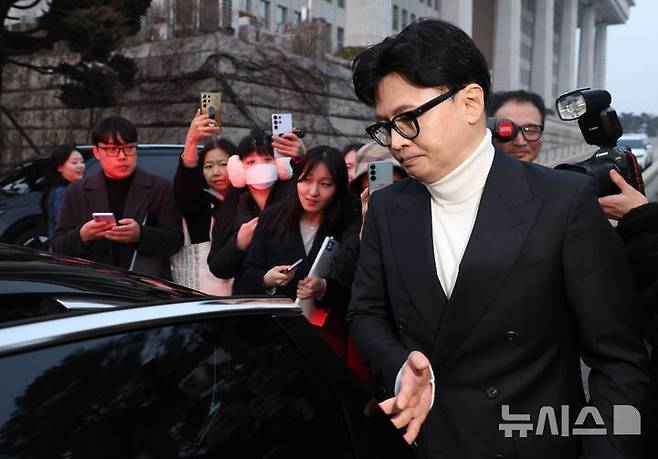 [서울=뉴시스] 조성봉 기자 = 한동훈 전 국민의힘 대표가 13일 오후 서울 여의도 국회 소통관에서 국힘 윤리위의 '당원권 정지 1년'에 대한 배현진 의원의 입장 발표를 지켜본 뒤 차량에 오르고 있다. 2026.02.13. suncho21@newsis.com
