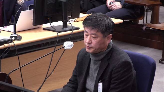 [서울=뉴시스]12·3 비상계엄의 선포 명분으로 거론된 부정선거 의혹을 수사할 '제2수사단' 구성을 위해 기밀인 요원 정보를 넘겨받은 혐의로 기소된 노상원 전 국군정보사령관이 2심 판결에 불복해 상고하며 대법원 판단을 받게 됐다. 사진은 노 전 사령관이 지난해 12월 8일 서울중앙지방법원에서 열린 윤석열 전 대통령 재판에 출석해 대부분의 질문에 증언을 거부하는 모습. (사진=서울중앙지방법원 제공). 2025.12.08. photo@newsis.com *재판매 및 DB 금지