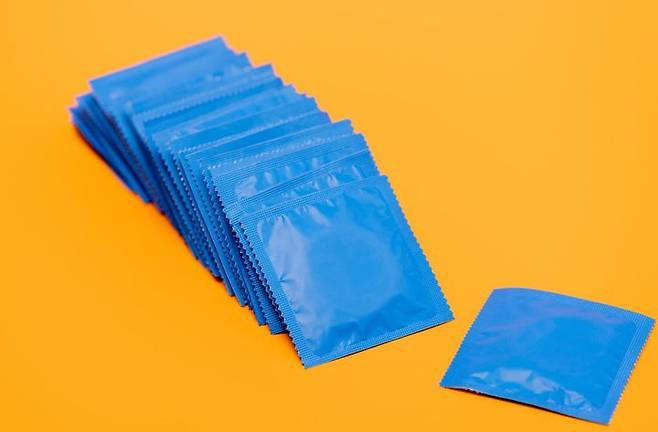 [서울=뉴시스] 영국에서 10대 청소년들의 콘돔 사용률이 감소하는 주요 원인으로 포르노의 영향이 지목됐다. (사진=유토이미지) *재판매 및 DB 금지