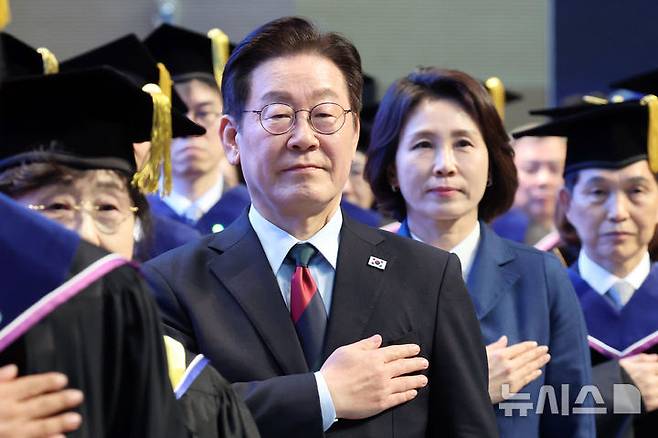 [대전=뉴시스] 최동준 기자 = 이재명 대통령과 김혜경 여사가 20일 대전 유성구 카이스트(KAIST)에서 열린 학위수여식에서 국민의례를 하고 있다. (청와대통신사진기자단) 2026.02.20. photocdj@newsis.com