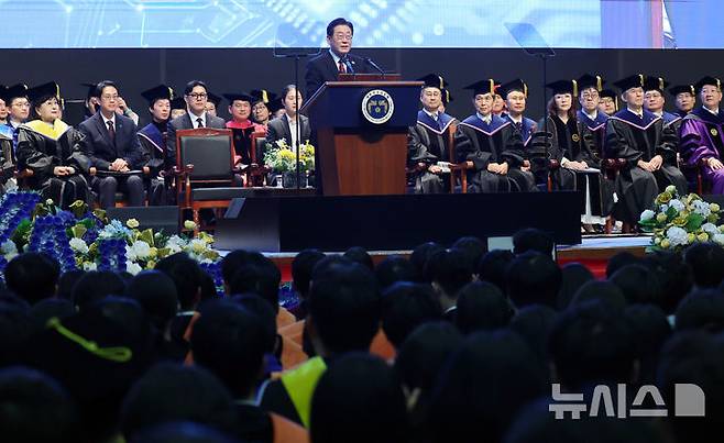 [대전=뉴시스] 최동준 기자 = 이재명 대통령이 20일 대전 유성구 카이스트(KAIST)에서 열린 학위수여식에서 축사하고 있다. (청와대통신사진기자단) 2026.02.20. photocdj@newsis.com
