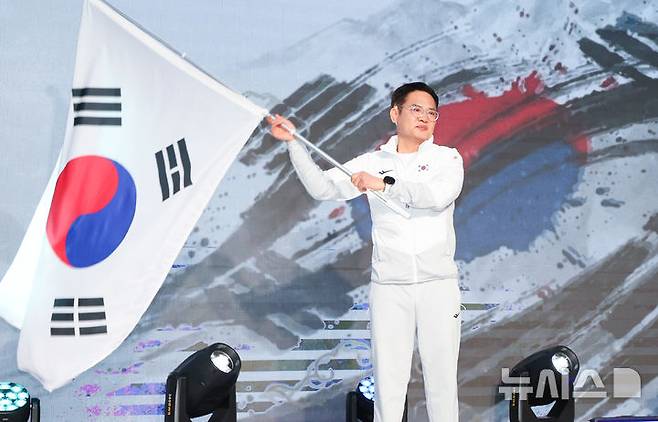 [서울=뉴시스] 황준선 기자 = 양오열 선수단장이 2일 오후 서울 송파구 서울 올림픽 파크텔에서 열린 2026 밀라노·코르티나담페초 동계 패럴림픽 대한민국 선수단 결단식에서 단기를 흔들고 있다. 2026.02.02. hwang@newsis.com