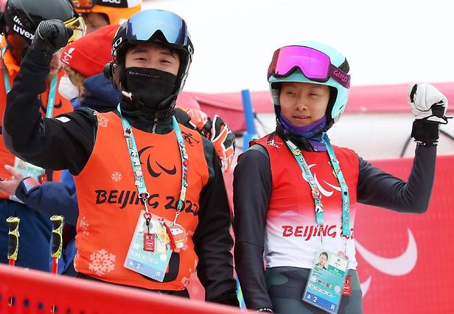 [서울=뉴시스] 최사라(오른쪽 첫번째)가 11일(현지시간) 중국 베이징 옌칭 국립알파인스키센터에서 열린 2022베이징동계패럴림픽 알파인 스키 여자 대회전 시각장애 부문 경기를 마친 뒤 가이드러너와 함께 포즈를 취하고 있다. (사진=대한장애인체육회 제공) 2022.03.11. photo@newsis.com *재판매 및 DB 금지