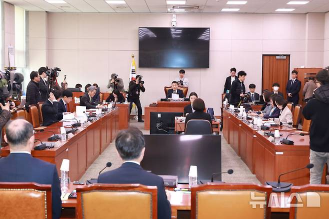 [서울=뉴시스] 고승민 기자 = 20일 서울 여의도 국회에서 열린 법제사법위원회 제5차 법안심사제1소위원회에서 김용민 소위원장이 회의를 주재하고 있다. 2026.02.20. kkssmm99@newsis.com