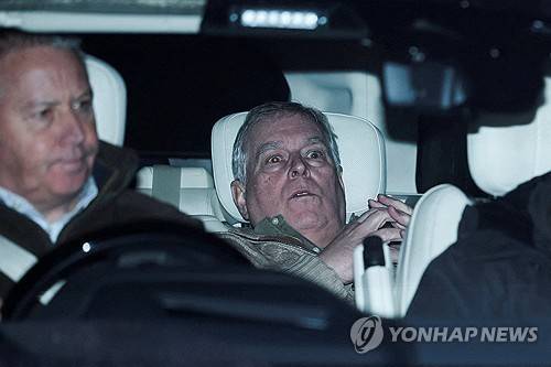 경찰서를 나서는 앤드루 전 왕자 [로이터=연합뉴스]