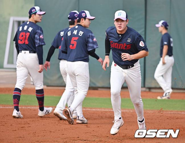 [OSEN=타이난(대만) , 이석우 기자] 프로야구 롯데 자이언츠가 31일(한국시간) 대만 타이난 아시아-태평양 국제야구센터에 스프링캠프를 차리고 구슬땀을 흘렸다.김태형 감독 등&nbsp;코치진과 투수&nbsp;20명,&nbsp;포수&nbsp;5명,&nbsp;내야수&nbsp;9명,&nbsp;외야수&nbsp;7명 등 총&nbsp;41명의 선수단이 1월 20일까지 1차 캠프에서 체력 강화와 기술 훈련을 치른 뒤 21일부터 3월 5일까지 일본 미야자키로 옮겨 2차 캠프에서 구춘리그에 참가해 실전 감각을 점검한다.롯데 나승엽이 훈련하고 있다. 2026.01.31 / foto0307@osen.co.kr