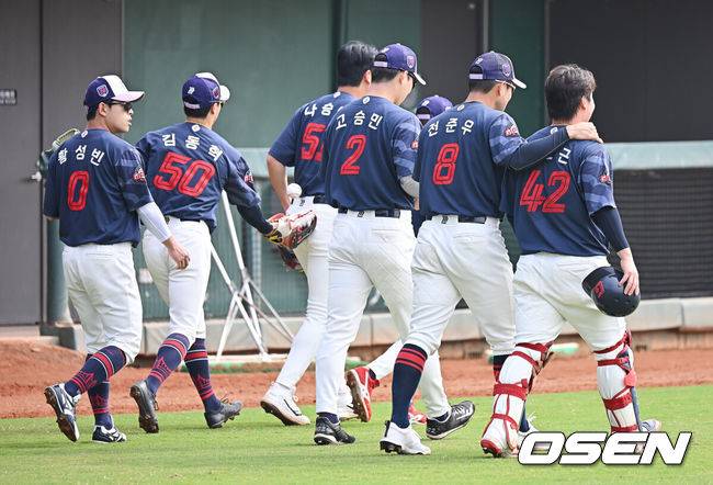 [OSEN=타이난(대만) , 이석우 기자] 프로야구 롯데 자이언츠가 2일(한국시간) 대만 타이난 아시아-태평양 국제야구센터에 스프링캠프를 차리고 구슬땀을 흘렸다.김태형 감독 등&nbsp;코치진과 투수&nbsp;20명,&nbsp;포수&nbsp;5명,&nbsp;내야수&nbsp;9명,&nbsp;외야수&nbsp;7명 등 총&nbsp;41명의 선수단이 1월 20일까지 1차 캠프에서 체력 강화와 기술 훈련을 치른 뒤 21일부터 3월 5일까지 일본 미야자키로 옮겨 2차 캠프에서 구춘리그에 참가해 실전 감각을 점검한다.롯데 선수들이 아침 운동 시작을 위해 몸을 풀러 가고 있다. 2026.02.02 / foto0307@osen.co.kr