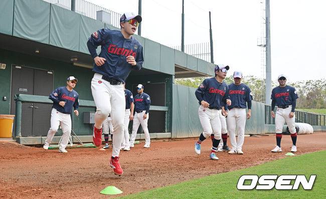 [OSEN=타이난(대만) , 이석우 기자] 프로야구 롯데 자이언츠가 2일(한국시간) 대만 타이난 아시아-태평양 국제야구센터에 스프링캠프를 차리고 구슬땀을 흘렸다.김태형 감독 등&nbsp;코치진과 투수&nbsp;20명,&nbsp;포수&nbsp;5명,&nbsp;내야수&nbsp;9명,&nbsp;외야수&nbsp;7명 등 총&nbsp;41명의 선수단이 1월 20일까지 1차 캠프에서 체력 강화와 기술 훈련을 치른 뒤 21일부터 3월 5일까지 일본 미야자키로 옮겨 2차 캠프에서 구춘리그에 참가해 실전 감각을 점검한다.롯데 선수들이 몸을 풀고 있다. 2026.02.02 / foto0307@osen.co.kr