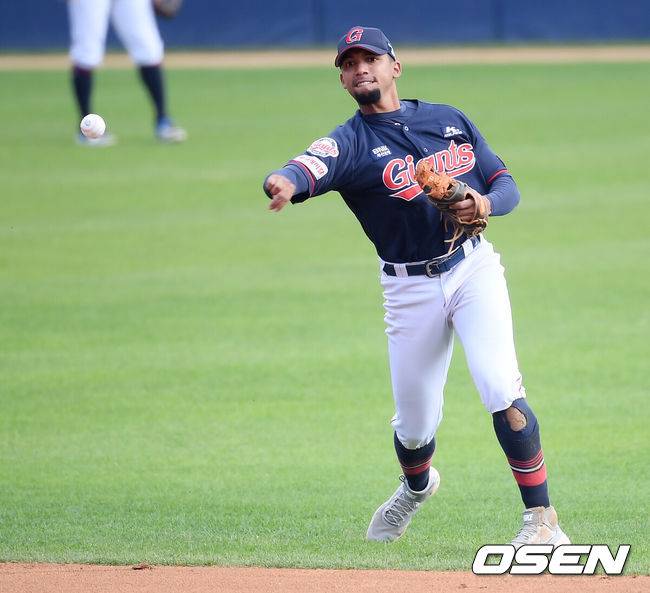 [OSEN=잠실, 조은정 기자] 1일 오후 서울 잠실야구장에서 ‘2020 신한은행 SOL KBO 리그’ LG 트윈스와 롯데 자이언츠의 경기가 열렸다.4회말 롯데 유격수 마차도가 LG 선두타자 라모스의 타구를 호수비로 처리하고 있다. /cej@osen.co.kr