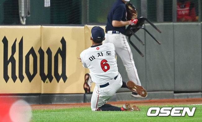 [OSEN=부산,박준형 기자] 5일 오후 부산 사직구장에서 2021 신한은행 SOL KBO리그 롯데 자이언츠와 KIA 타이거즈의 경기가 진행됐다.5회초 1사 1루 롯데 마차도가 바스켓 캐치로 호수비 펼치고 있다.  2021.10.05 / soul1014@osen.co.kr
