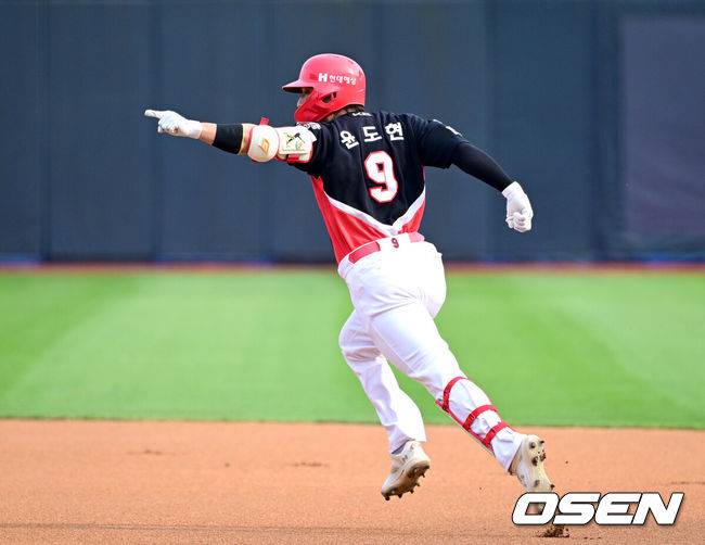 [OSEN=수원, 최규한 기자] 1일 수원 KT위즈파크에서 ‘2025 신한 SOL Bank KBO리그’ KT 위즈와 KIA 타이거즈의 경기가 열렸다.홈팀 KT는 조이현, 방문팀 KIA는 애덤 올러를 선발로 내세웠다.1회초 무사 선두타자로 나선 KIA 윤도현이 선제 좌월 솔로포를 날리고 그라운드를 돌며 기뻐하고 있다. 2025.06.01 / dreamer@osen.co.kr