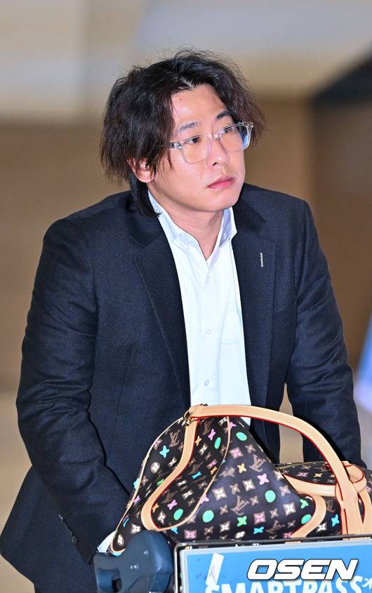 [OSEN=인천공항, 박준형 기자]  두산 베어스가 20일 오후 호주 시드니 1차 전지훈련을 마치고 인천국제공항을 통해 귀국했다.두산은 지난 1월 23일부터 2월 19일까지 호주 시드니 블랙타운 야구장에서 체력 및 전술 훈련 위주의 1차 캠프를 진행했다. 그리고 오는&nbsp;22일 일본 미야자키로 출국해 '구춘 대회' 포함 7차례 연습경기를 치를 예정이다.두산 박찬호가 입국장을 나서고 있다.  2026.02.20  / soul1014@osen.co.kr