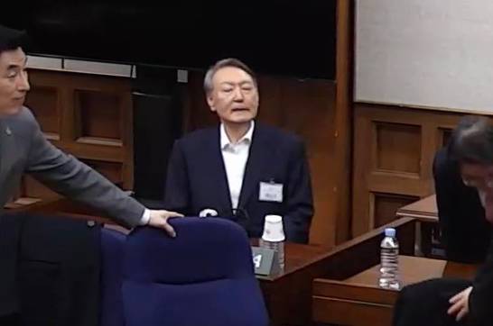 ▲윤석열 전 대통령이 지난 19일 서초구 서울중앙지방법원에서 열린 12.3 비상계엄 관련 내란 우두머리 혐의 1심 선고공판에 출석하고 있다. 이날 서울중앙지법 형사합의25부는 윤 전 대통령에게 무기징역을 선고했다. ⓒ연합뉴스