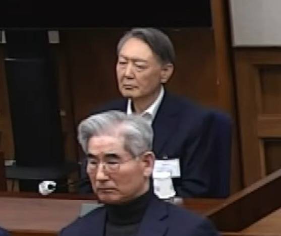 윤석열 전 대통령이 19일 서초구 서울중앙지방법원에서 열린 12·3 비상계엄 관련 내란 우두머리 혐의 1심 선고공판에 출석하고 있다. 서울중앙지방법원 제공