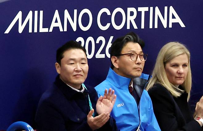 가수 싸이(맨 왼쪽)가 19일 이탈리아 밀라노 아이스스케이팅 아레나에서 열린 2026 밀라노·코르티나 담페초 동계올림픽 피겨스케이팅 여자 싱글 프리프로그램을 관람하고 있다. 오른쪽은 김재열 국제빙상경기연맹(ISU) 회장 겸 국제올림픽위원회(IOC) 집행위원. 밀라노=뉴시스