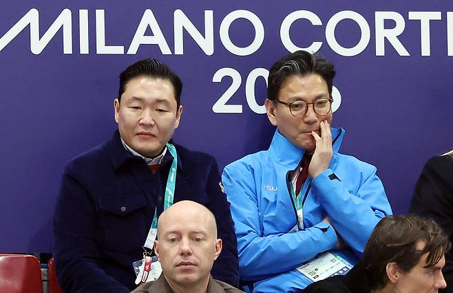 가수 싸이(뒷줄 맨 왼쪽)와 김재열 국제올림픽위원회(IOC) 집행위원 겸 국제빙상경기연맹(ISU) 회장이(오른쪽)이 19일 이탈리아 밀라노 아이스스케이팅 아레나에서 열린 2026 밀라노·코르티나담페초 동계 올림픽 피겨 스케이팅 여자 싱글 프리 스케이팅 경기를 찾아 관전하고 있다. 밀라노=뉴스1