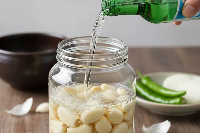 밥상에 올릴 반찬이 마땅치 않을 때 냉장고 속 마늘과 소주 한 컵이면 근사한 밑반찬을 만들 수 있다. 구글 제미나이 생성 이미지