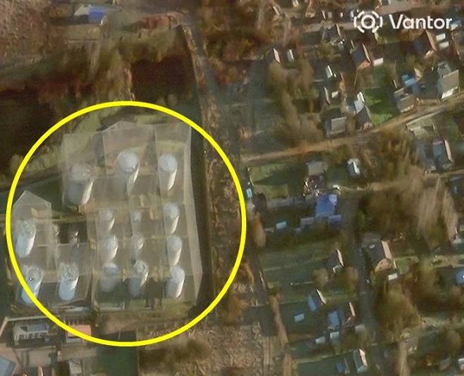 지난해 12월 위성으로 촬영된 그물을 덮고 있는 러시아 벨리키예 루키 정유시설.  밴터 제공