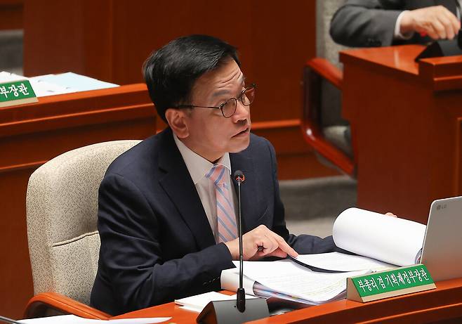 최상목 당시 경제부총리 겸 기획재정부 장관이 2025년 4월29일 국회 예산결산특별위원회 전체회의에서 발언하고 있다. ⓒ연합뉴스