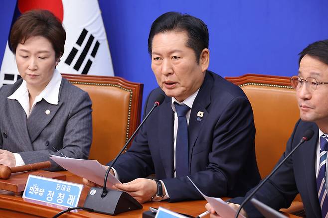 정청래 더불어민주당 대표가 20일 국회에서 열린 최고위원회의에서 전날 법원이 무기징역으로 판결한 윤석열 전 대통령 내란 1심에 대한 비판 발언을 하고 있다. ⓒ연합뉴스