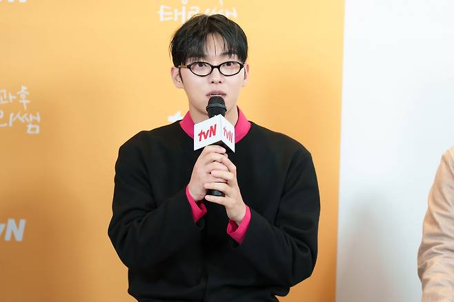 배우 최현욱이 20일 오전 사전녹화 형식으로 온라인을 통해 공개된 tvN 새 예능 ‘방과후 태리쌤’ 제작발표회 참석해 발언하고 있다. 사진 tvN
