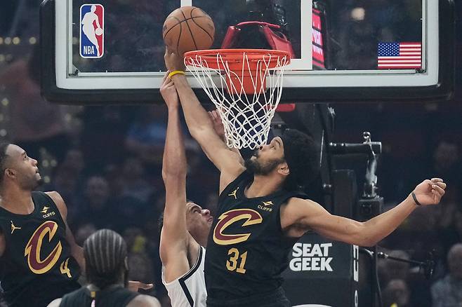 재럿 앨런(오른쪽)이 20일 미국 오하이오주 클리블랜드의 로킷 아레나에서 열린 브루클린 네츠와 2025~2026 미국프로농구 정규리그 홈경기에서 마이클 포터 주니어의 슛을 블록하고 있다.  클리블랜드 | AP연합뉴스