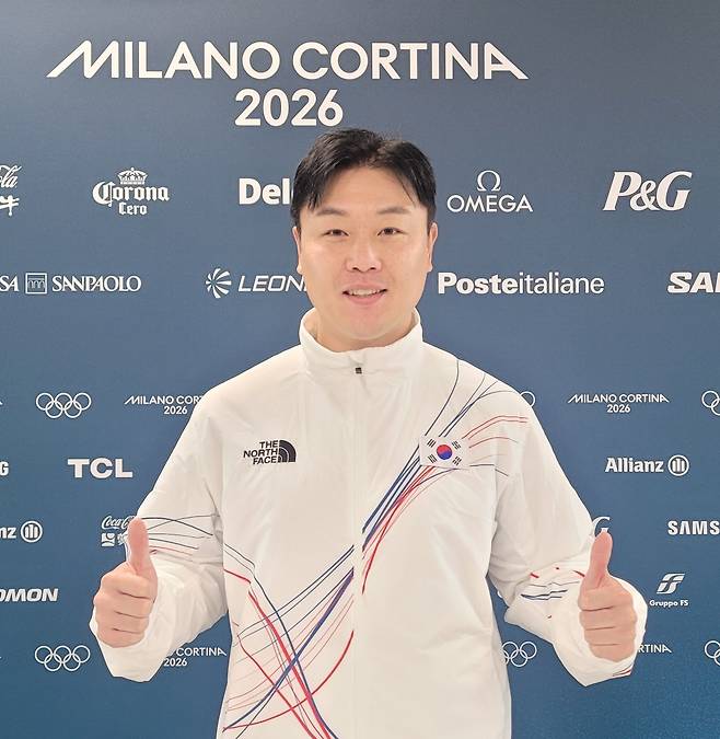 한국 봅슬레이 ‘레전드’ 원윤종이 한국인으로는 세 번째이자 한국 동계 스포츠 선수 출신으로는 최초로 국제올림픽위원회(IOC) 선수위원이 됐다. 원윤종은 19일 이탈리아 밀라노의 2026 밀라노·코르티나담페초 동계 올림픽 선수촌에서 발표된 IOC 선수위원 투표 결과 11명의 후보 중 1위를 차지해 선수위원에 당선됐다. 대한체육회 제공