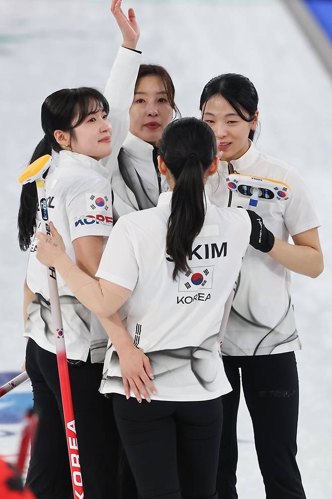 ▲ 이탈리아 코르티나담페초 컬링 올림픽 스타디움에서 열린 2026 밀라노ㆍ코르티나담페초 동계올림픽 컬링 여자 라운드로빈 한국과 캐나다의 경기에서 7-10으로 패하며 준결승 진출에 실패한 한국 대표팀 선수들이 붉어진 눈시울로 서로를 위로하고 있다. ⓒ연합뉴스