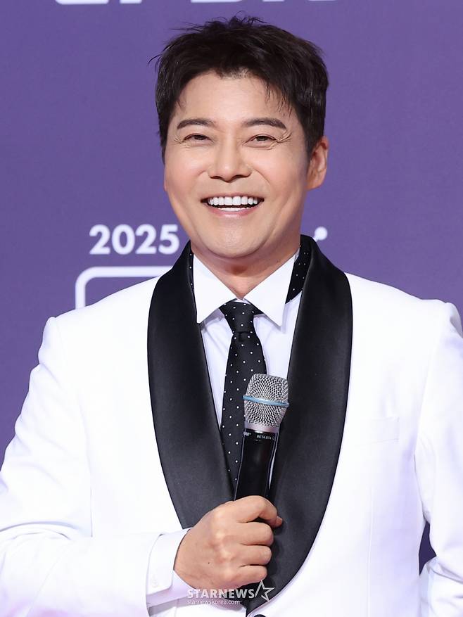 (서울=뉴스1) 권현진 기자 = MC 전현무가 지난해 12월 30일 서울 마포구 상암 SBS 프리즘 타워에서 열린 ‘2025 SBS 연예대상’ 레드카펫 행사에 참석해 미소를 짓고 있다. 2025.12.30/뉴스1  Copyright (C) 뉴스1. All rights reserved. 무단 전재 및 재배포,  AI학습 이용 금지. /사진=(서울=뉴스1) 권현진 기자