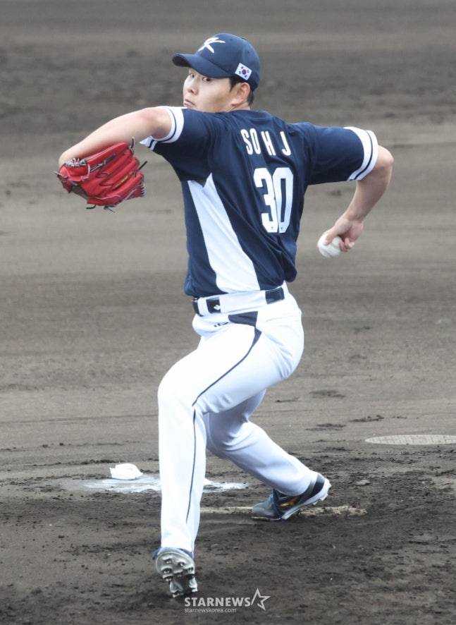 WBC대표팀이 19일 일본 오키나와 온나손 아카마 구장에서 삼성 라이온즈와 연습경기를 진행했다.  대표팀 선발 소형준이 역투하고 있다. /사진=김진경 대기자