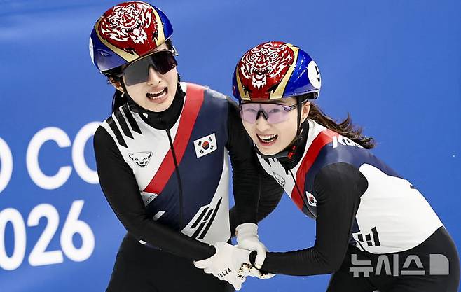 쇼트트랙 김길리(왼쪽)가 18일(현지 시간) 이탈리아 밀라노 아이스스케이팅 아레나에서 열린 2026 밀라노·코르티나 담페초 동계올림픽 여자 쇼트트랙 3000m 계주 결승에서 금메달을 차지하자 최민정과 기뻐하고 있다. /사진=뉴시스