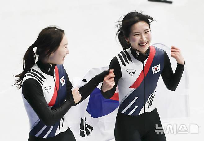 쇼트트랙 최민정과 김길리가 18일(현지 시간) 이탈리아 밀라노 아이스스케이팅 아레나에서 열린 2026 밀라노·코르티나 담페초 동계올림픽 여자 쇼트트랙 3000m 계주 결승에서 금메달을 차지하자 기쁨을 나누고 있다. /사진=뉴시스