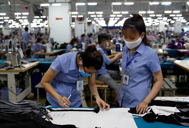 2019년 7월 베트남 호찌민의 한 의류 공장에서 노동자들이 작업하고 있다. 로이터연합뉴스