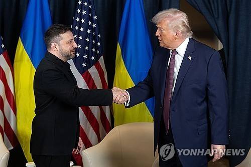 다보스 포럼에서 만난 젤렌스키(왼쪽)와 트럼프 [UPI=연합뉴스 자료사진]