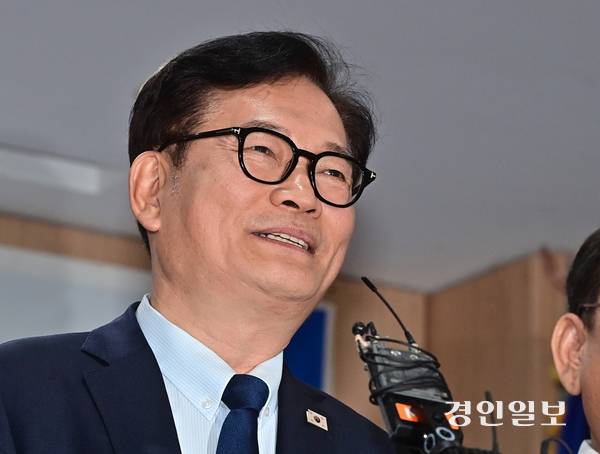 송영길 전 더불어민주당 대표가 20일 오후 민주당 인천시당을 찾아 복당 신청서를 냈다. 더불어민주당 인천시당에서 인사말을 하고 있는 모습. 2026.2.20 /조재현기자 jhc@kyeongin.com